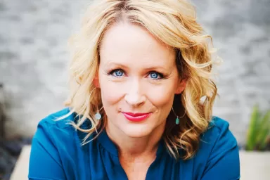 Julie de Azevedo Hanks